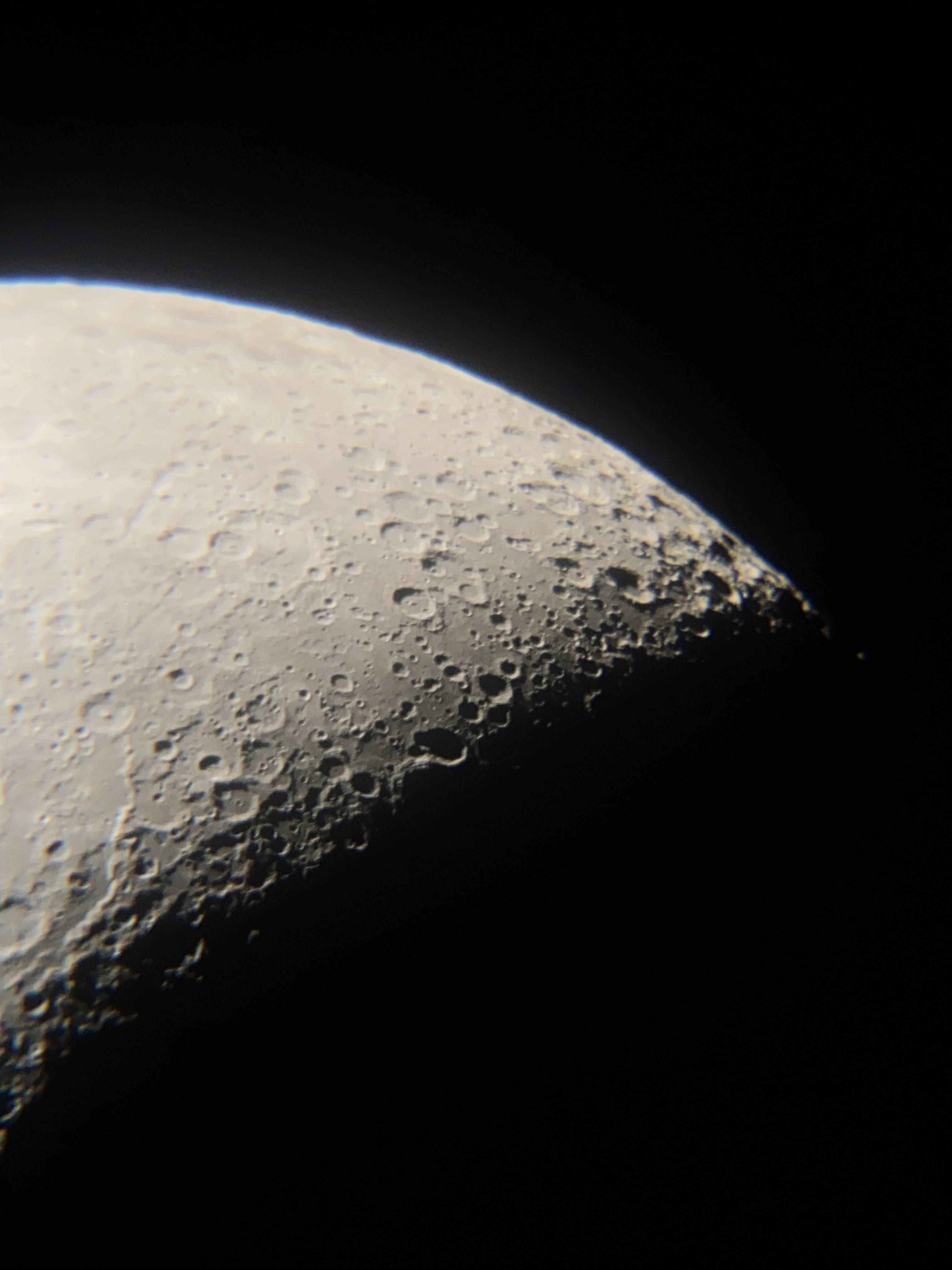 Dit is een foto die ik heb gemaakt van de maankraters.